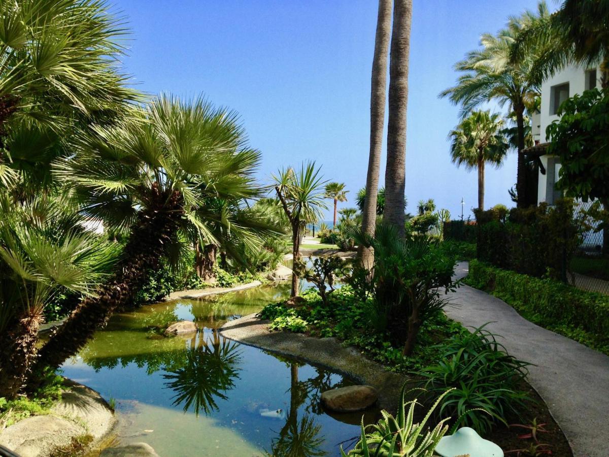 Exceptional Beachfront Complex With Pool In Costalita, Estepona Esterno foto